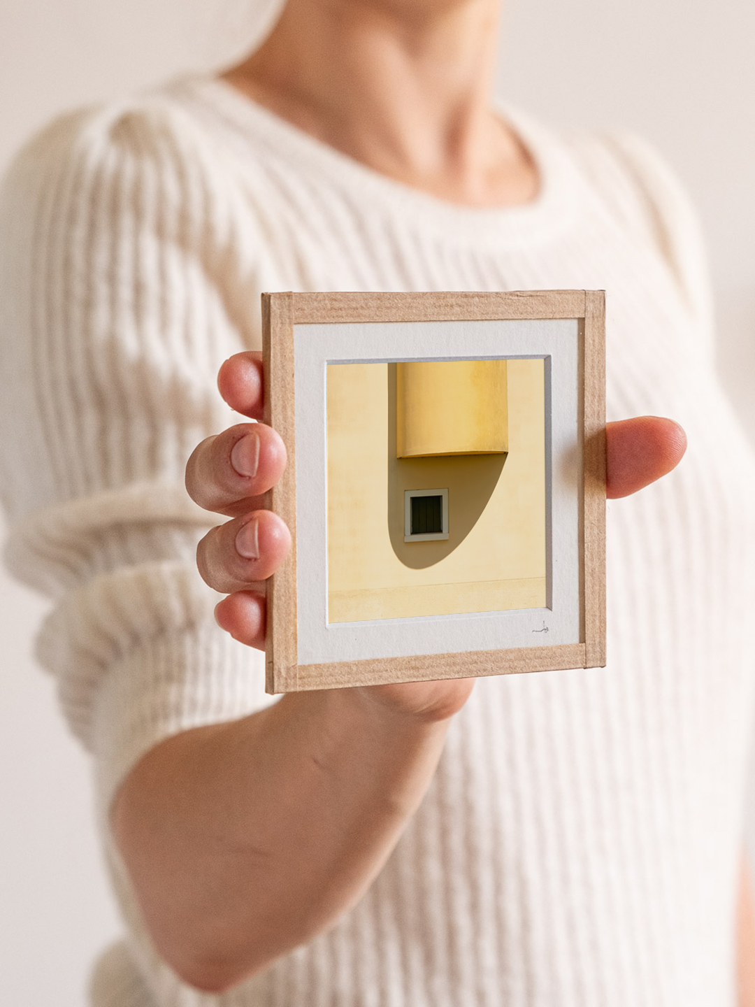 tirage photo petit format encadré à la main représentant une façade jaune pâle minimaliste