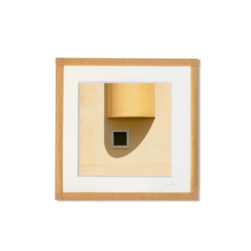 tirage photo petit format encadré à la main représentant une façade jaune pâle minimaliste