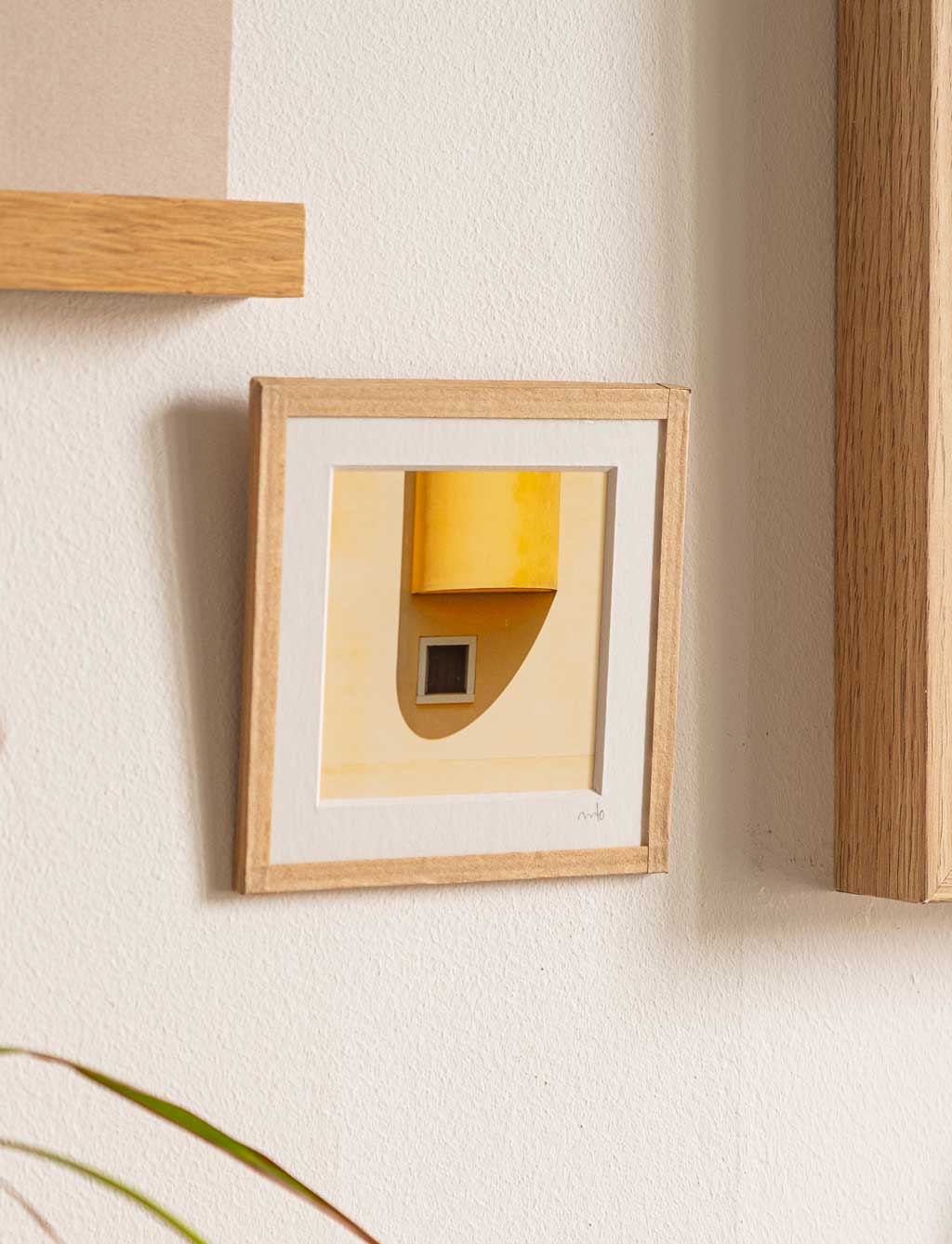 tirage photo petit format encadré à la main représentant une façade jaune pâle minimaliste