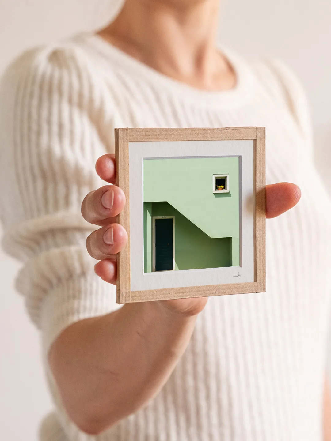 tirage photo petit format encadré à la main représentant une façade vert pâle