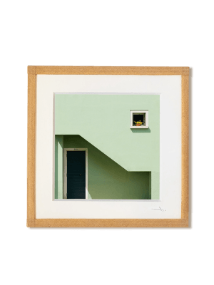 tirage photo petit format encadré à la main représentant une façade vert pâle