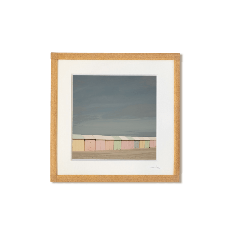 tirage photo petit format encadré à la main représentant une rangée de cabanes de plage de berck