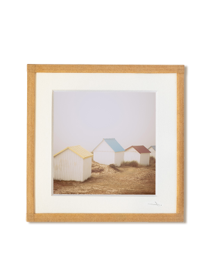 tirage photo petit format encadré à la main représentant les cabanes de plage de Gouville dans la brume