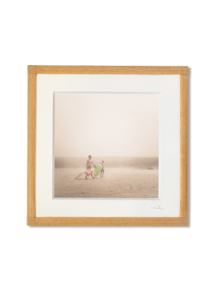 tirage photo petit format encadré à la main représentant des gens sur la plage avec des bouées dans la brume