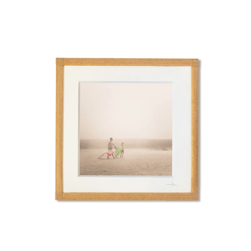 tirage photo petit format encadré à la main représentant des gens sur la plage avec des bouées dans la brume