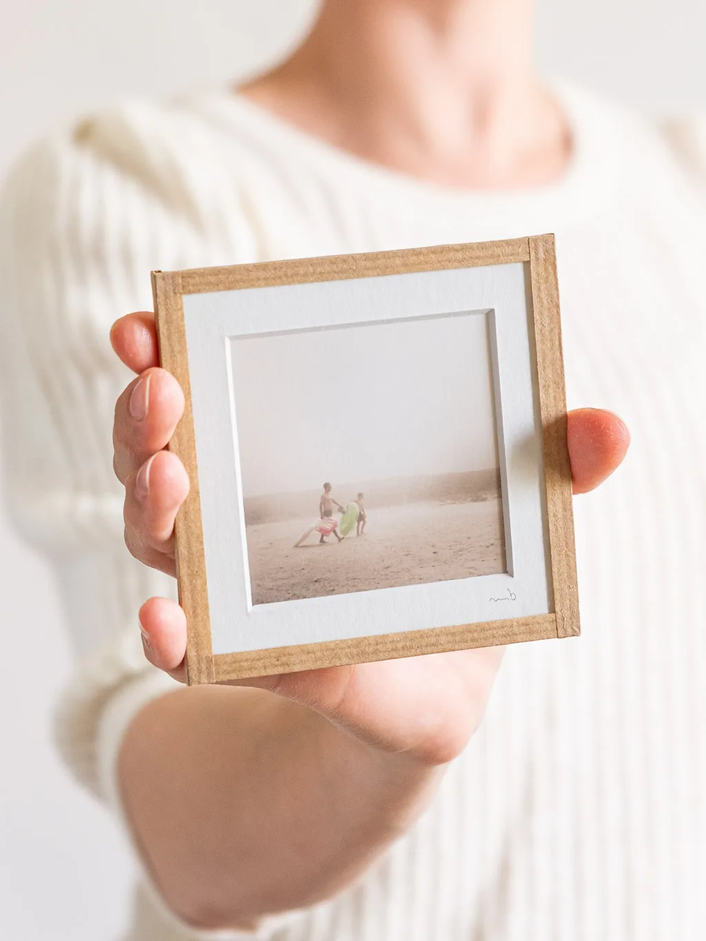 tirage photo petit format encadré à la main représentant des gens sur la plage avec des bouées dans la brume