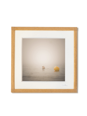 tirage photo petit format encadré à la main représentant des gens se baignant dans la mer dans une brume