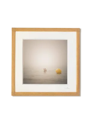 tirage photo petit format encadré à la main représentant des gens se baignant dans la mer dans une brume