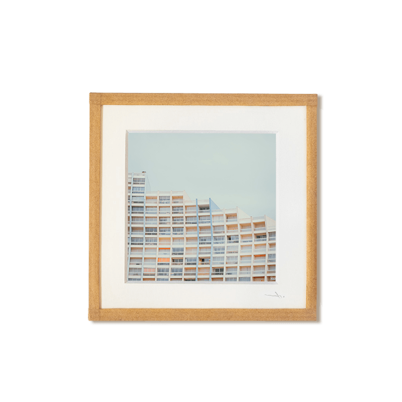 tirage photo petit format encadré à la main représentant des immeubles pastels de Saint Jean de Mont en Vendée
