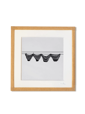 tirage photo petit format encadré à la main représentant des culottes qui sèchent sur un fil devant un mur blanc