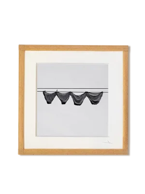tirage photo petit format encadré à la main représentant des culottes qui sèchent sur un fil devant un mur blanc
