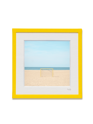 tirage photo petit format encadré à la main représentant un but de foot jaune sur le sable face à la mer