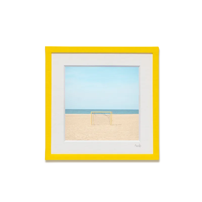 tirage photo petit format encadré à la main représentant un but de foot jaune sur le sable face à la mer