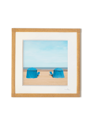 tirage photo petit format encadré à la main représentant deux cabines de plages rondes bleues