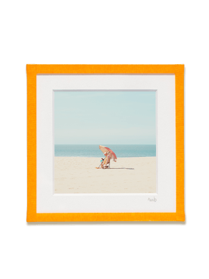tirage photo petit format encadré à la main représentant un homme assis sous un parasol orange sur la plage d'Ostende