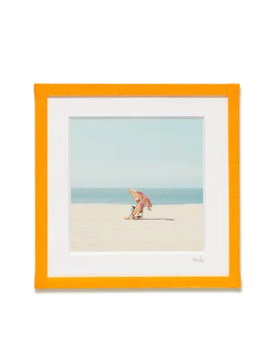 tirage photo petit format encadré à la main représentant un homme assis sous un parasol orange sur la plage d'Ostende