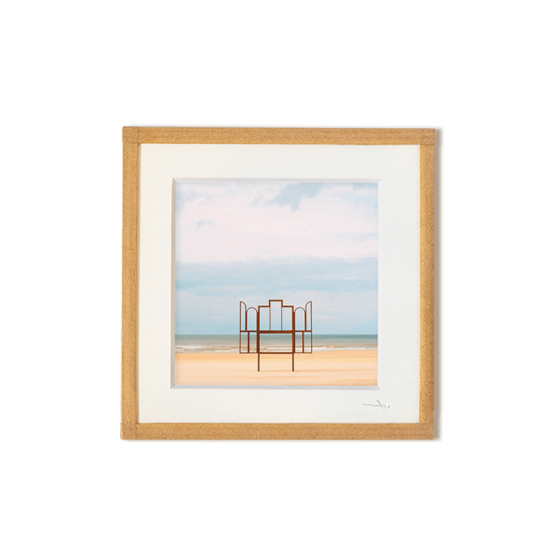 tirage photo petit format encadré à la main représentant un panneau triptyque en métal sur la plage d'Ostende