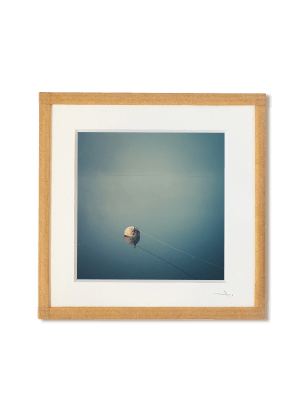 tirage photo petit format encadré à la main représentant une bouée de flottaison sur l'eau dans la brume