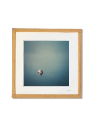 tirage photo petit format encadré à la main représentant une bouée de flottaison sur l'eau dans la brume