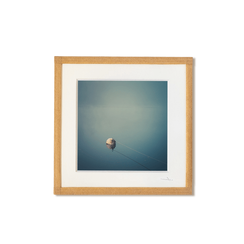 tirage photo petit format encadré à la main représentant une bouée de flottaison sur l'eau dans la brume