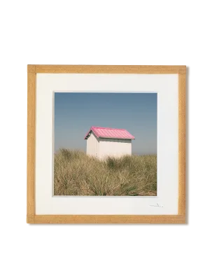 tirage photo petit format encadré à la main représentant une cabane de plage blanche au toit rose à Gouville