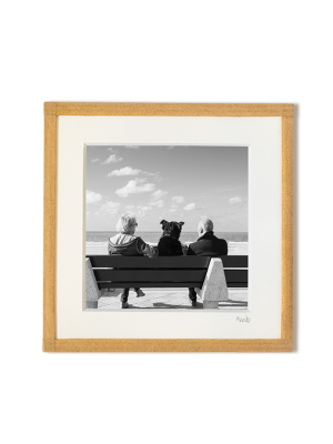 tirage photo petit format encadré à la main représentant un couple et leur chien assis de dos sur un banc