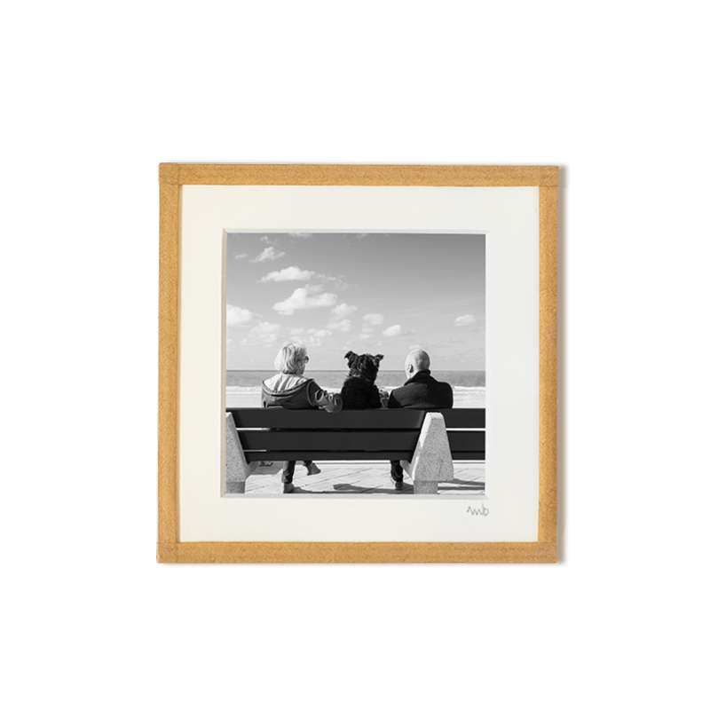 tirage photo petit format encadré à la main représentant un couple et leur chien assis de dos sur un banc