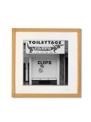 tirage photo petit format encadré à la main représentant une vitrine d'un ancien salon de toilettage pour chien