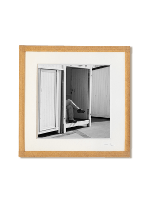 tirage photo petit format encadré à la main représentant une personne cachée dans une cabine de plage