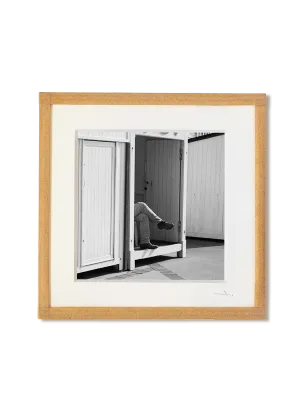 tirage photo petit format encadré à la main représentant une personne cachée dans une cabine de plage