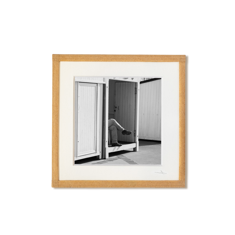 tirage photo petit format encadré à la main représentant une personne cachée dans une cabine de plage