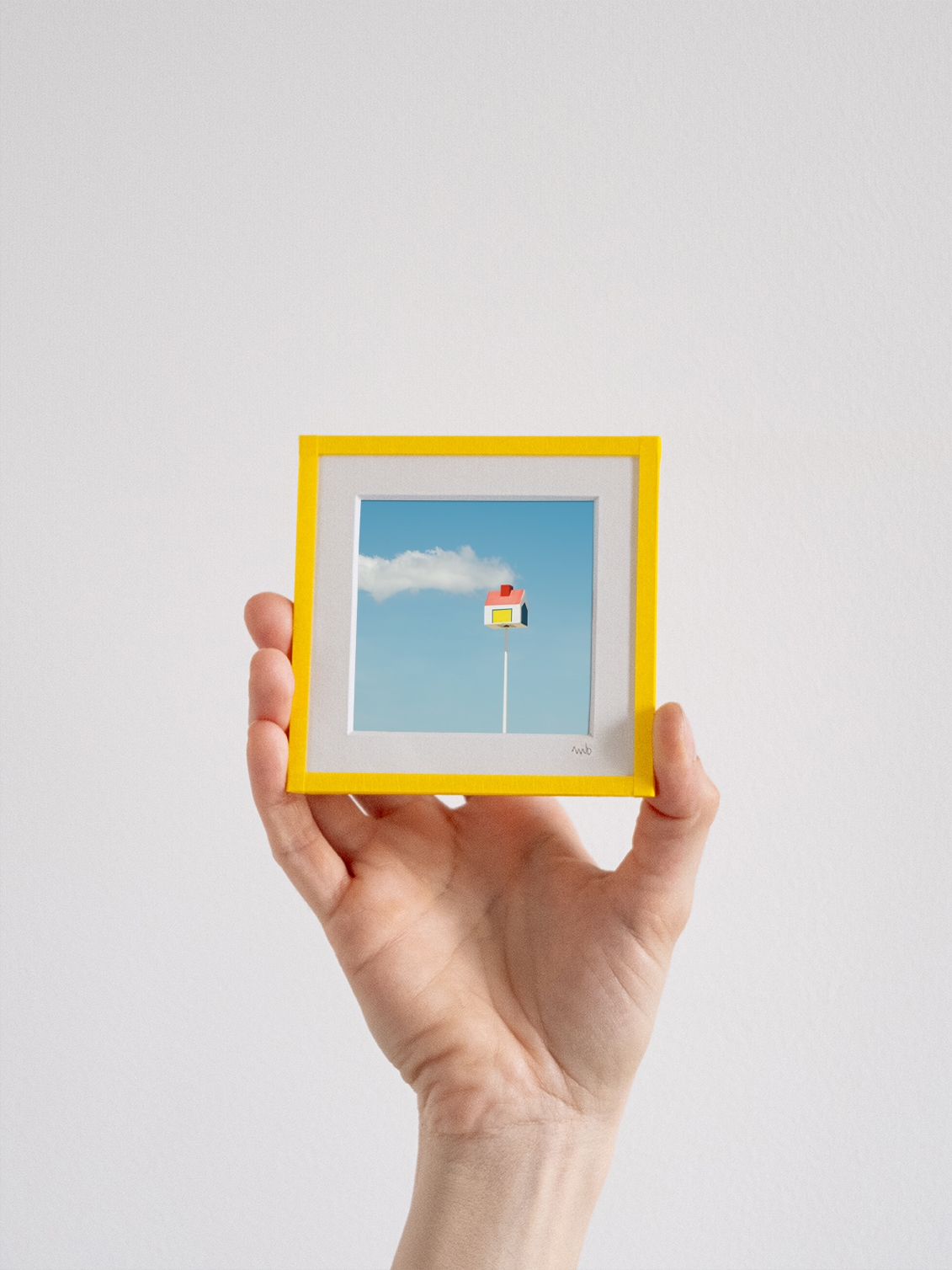 tirage photo petit format encadré à la main représentant un repère de plage en forme de maison avec un nuage sortant de la cheminée