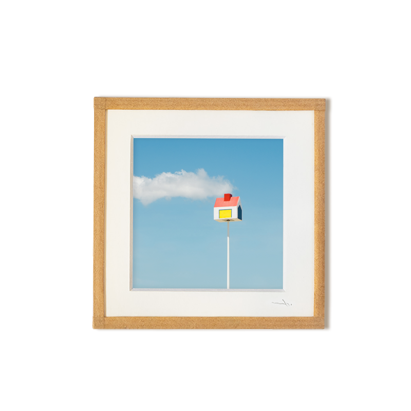 tirage photo petit format encadré à la main représentant un repère de plage en forme de maison avec un nuage sortant de la cheminée