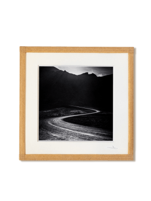tirage photo petit format encadré à la main représentant une roude sinueuse d'islande en noir et blanc