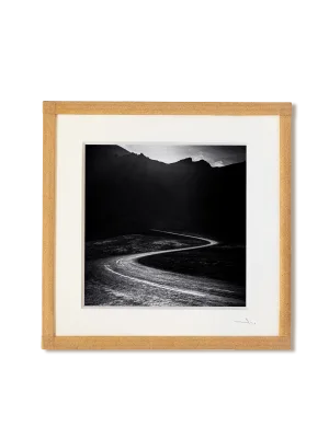 tirage photo petit format encadré à la main représentant une roude sinueuse d'islande en noir et blanc