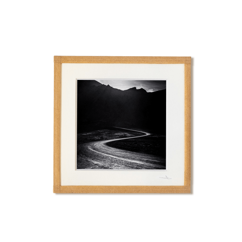 tirage photo petit format encadré à la main représentant une roude sinueuse d'islande en noir et blanc