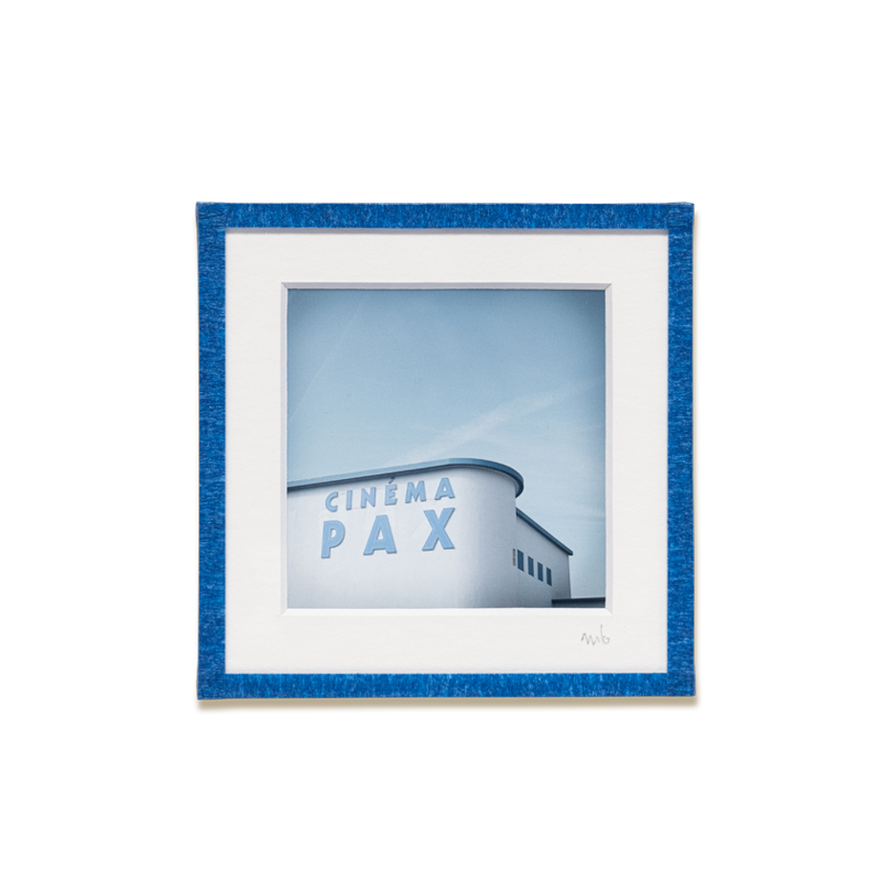 tirage photo petit format encadré à la main représentant l'enseigne d'un cinéma Pax bleu