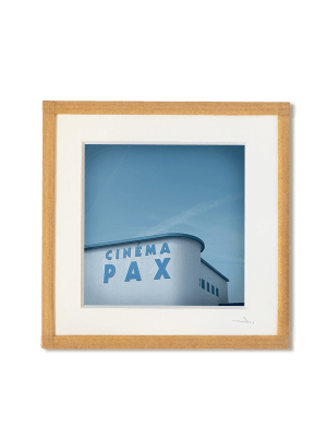 tirage photo petit format encadré à la main représentant l'enseigne d'un cinéma Pax bleu