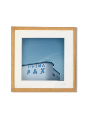 tirage photo petit format encadré à la main représentant l'enseigne d'un cinéma Pax bleu