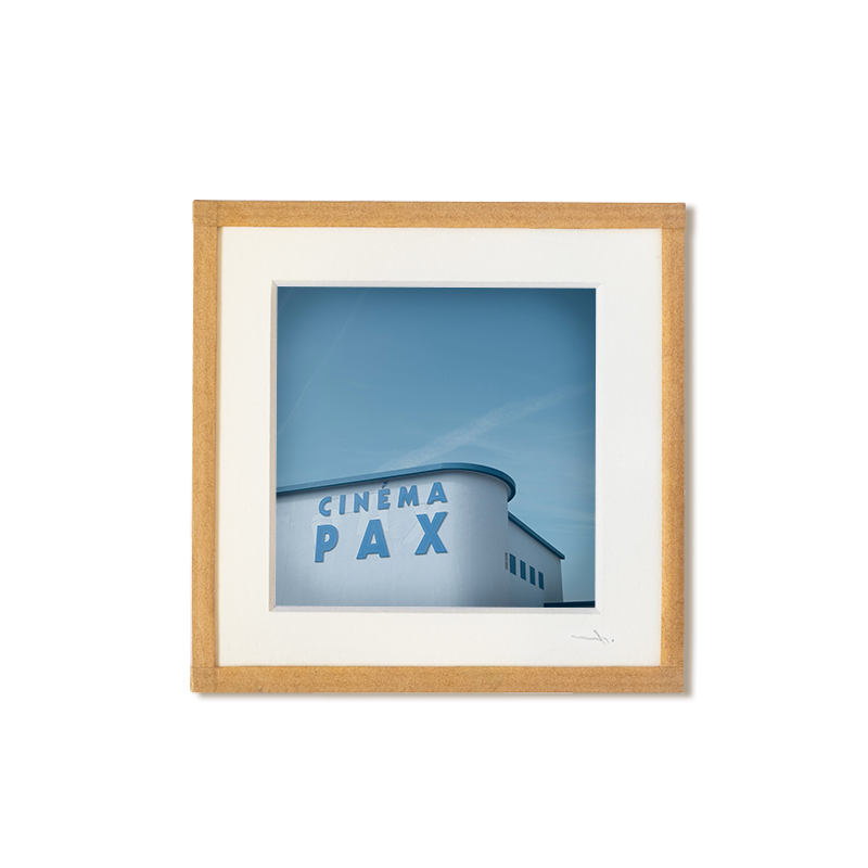 tirage photo petit format encadré à la main représentant l'enseigne d'un cinéma Pax bleu