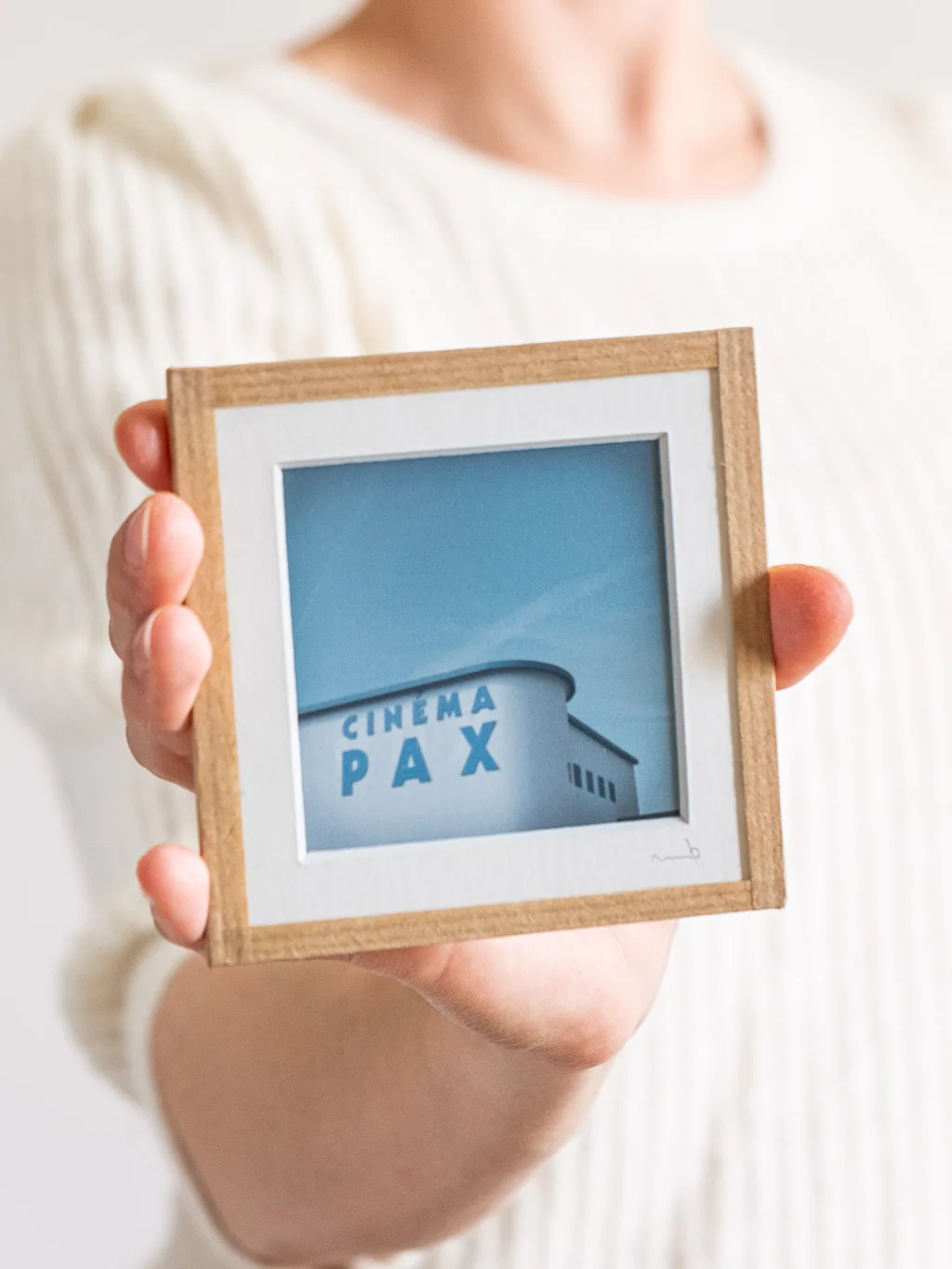 tirage photo petit format encadré à la main représentant l'enseigne d'un cinéma Pax bleu