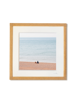 tirage photo petit format encadré à la main représentant un homme et son chien assis sur une plage de galets à Brighton