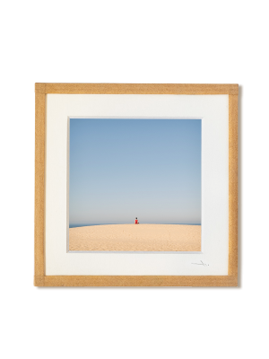 tirage photo petit format encadré à la main représentant un petit personnage rouge assis en haut de la dune du Pilat