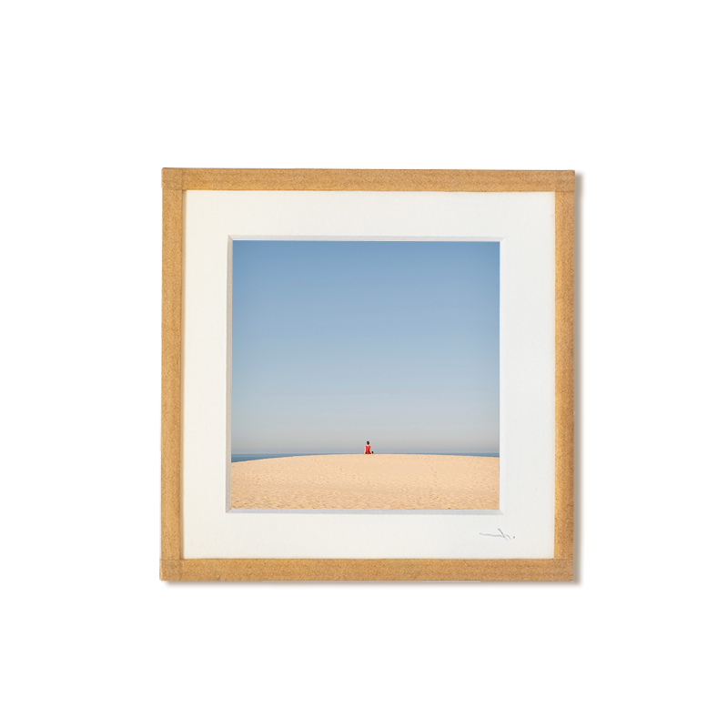 tirage photo petit format encadré à la main représentant un petit personnage rouge assis en haut de la dune du Pilat