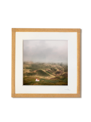 tirage photo petit format encadré à la main représentant un paysage d'Islande avec une église au pied des montagnes