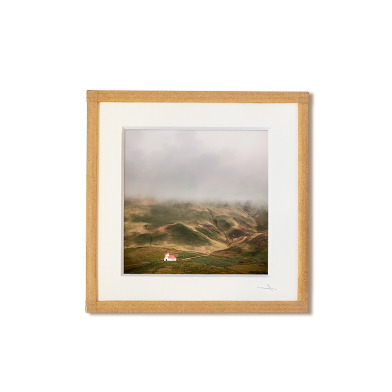 tirage photo petit format encadré à la main représentant un paysage d'Islande avec une église au pied des montagnes