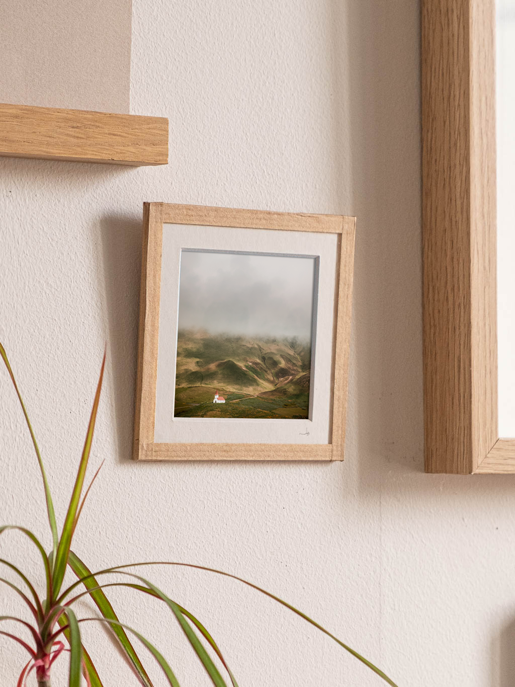 tirage photo petit format encadré à la main représentant un paysage d'Islande avec une église au pied des montagnes