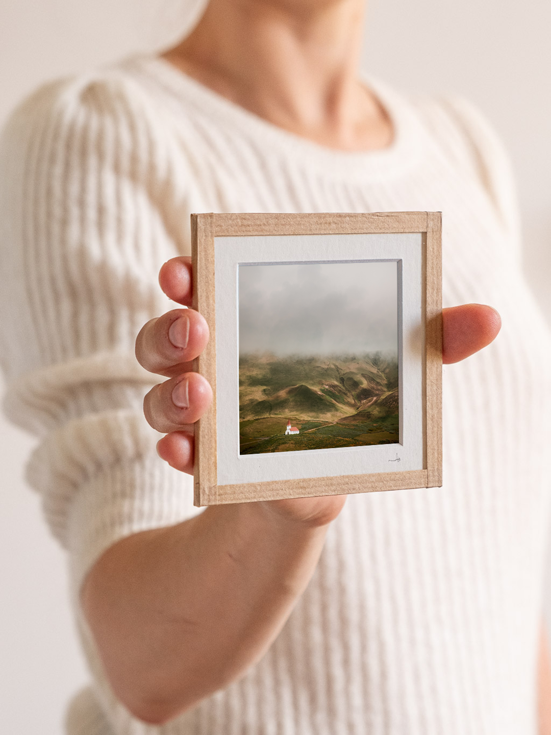 tirage photo petit format encadré à la main représentant un paysage d'Islande avec une église au pied des montagnes