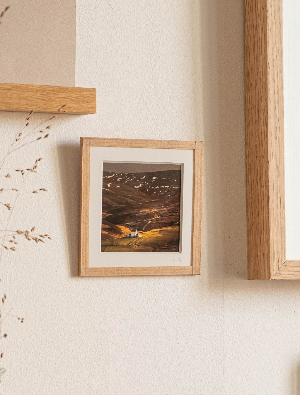 tirage photo petit format encadré à la main représentant un paysage Ecossais, une petite maison dans une vallée de montagne