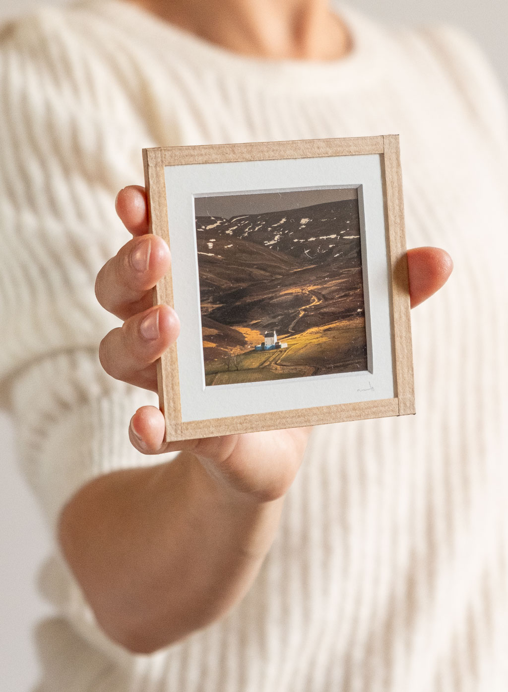 tirage photo petit format encadré à la main représentant un paysage Ecossais, une petite maison dans une vallée de montagne
